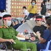 Các bạn trẻ tham gia tại Chương trình hiến máu Chủ nhật Đỏ. (Ảnh: PV/Vietnam+)