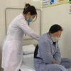 Bác sỹ điều trị cho người bệnh phổi kẽ tại Bệnh viện Phổi Trung ương. (Ảnh: PV/Vietnam+)