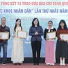 Bộ trưởng Bộ Y tế Đào Hồng Lan trao giải Nhất cho các tác giả, nhóm tác giả đoạt giải. (Ảnh: Minh Quyết/TTXVN) 