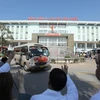 Các y bác sỹ tiễn bệnh nhân lên các chuyến xe về quê dịp Tết. (Ảnh: PV/Vietnam+)