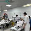 Bác sỹ điều trị cho bệnh nhân tại Bệnh viện Hữu nghị Việt Đức trong dịp Tết. (Ảnh: PV/Vietnam+)