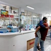 Bệnh nhân đến khám tại Trung tâm Nhi khoa, Bệnh viện Bạch Mai. (Ảnh: T.G/Vietnam+)