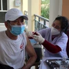 Nhân viên y tế tiêm vaccine phòng dịch COVID-19 cho người dân tại Thanh Hóa. (Ảnh: Nguyễn Nam/TTXVN)