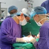 Các bác sỹ đang thực hiện ghép tim cho bệnh nhân từ trái tim hiến tặng của cô gái 29 tuổi ở Hà Nội. (Ảnh: PV/Vietnam+)