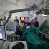 Các bác sỹ thực hiện một ca phẫu thuật thần kinh bằng công nghệ hiện đại cho bệnh nhân. (Ảnh: PV/Vietnam+)