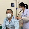 Bác sỹ tại Trung tâm Y học hạt nhân và Ung bướu (Bệnh viện Bạch Mai) khám cho một bệnh nhân mắc ung thư phổi. (Ảnh: T.G/Vietnam+)