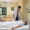 Thạc sỹ Nguyễn Duy Khánh thăm khám cho bệnh nhân. (Ảnh: PV/Vietnam+)