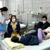 Học sinh bị ngộ độc thực phẩm khi điều trị tại Bệnh viện Bạch Mai. (Ảnh: PV/Vietnam+)