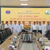 Thứ trưởng Bộ Y tế Trần Văn Thuấn chụp ảnh cùng Đảng uỷ, Ban giám đốc Bệnh viện Hữu nghị Việt Đức. (Ảnh: PV/Vietnam+)