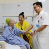 Các bác sỹ thực hiện ca phẫu thuật thay khớp háng nhân tạo thành công cho cụ bà 107 tuổi. (Ảnh: PV/Vietnam+)