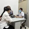 Bác sỹ Nguyễn Hoàng Yến khám về sức khoẻ tâm thần cho một nữ bệnh nhân. (Ảnh: T.G/Vietnam+)