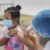 Nhân viên y tế tiêm vaccine phòng bệnh cho trẻ em. (Ảnh: Tuấn Đức/TTXVN)