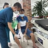Tiến sỹ Nguyễn Trung Nguyên khám cho bệnh nhân khi vào cấp cứu. (Ảnh: T.G/Vietnam+)