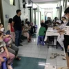 Phụ huynh đưa trẻ đến thăm khám trong chương trình của các năm trước. (Ảnh: PV/Vietnam+)