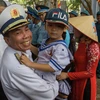 Chuẩn đô đốc Phạm Văn Hùng - Phó Tham mưu trưởng Quân chủng hải quân thăm hỏi sức khỏe một cháu bé trên đảo Trường Sa. (Ảnh: Tuấn Anh/Vietnam+)