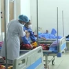 Bác sỹ khám cho bệnh nhân mắc lao tại Bệnh viện Phổi Trung ương. (Ảnh: PV/Vietnam+)