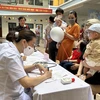 Nhân viên y tế khám, theo dõi sức khỏe cho trẻ em. (Ảnh: Thùy Giang/Vietnam+)