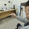 Bệnh nhân bị sốt đến khám tại Bệnh viện Hữu nghị Việt Nam-Cuba. (Ảnh: Minh Quyết/TTXVN)