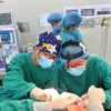 Các bác sỹ Khoa Phẫu thuật hàm mặt (Bệnh viện Hữu nghị Việt Nam-Cu Ba) thực hiện một ca phẫu thuật cho bệnh nhân. (Ảnh: PV/Vietnam+)