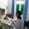 Bác sỹ khám bệnh cho một người dân tại Bệnh viện Đa khoa huyện Thường Xuân, Thanh Hóa. (Ảnh: T.G/Vietnam+)