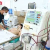 Điều trị cho một bệnh nhân ngộ độc hóa chất tại Trung tâm Chống độc (Bệnh viện Bạch Mai). (Ảnh: PV/Vietnam+)