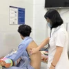 Bác sỹ Bệnh viện Phổi Trung ương khám cho một bệnh nhân là sinh viên mắc lao. (Ảnh: PV/Vietnam+)