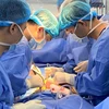 Các bác sỹ Bệnh viện Hữu nghị Việt Tiệp thực hiện ca ghép thận cho một bệnh nhân. (Ảnh: PV/Vietnam+)