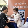 Nhân viên y tế khám tầm soát ung thư phổi cho người dân. (Ảnh: T.G/Vietnam+)