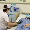 Bác sỹ khám cho bệnh nhân mắc bệnh lao. (Ảnh: PV/Vietnam+)
