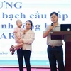 Gia đình bệnh nhi Trần Bảo Chi bày tỏ cảm ơn tới các y bác sỹ trong suốt thời gian điều trị khỏi bệnh cho bé. (Ảnh: PV/Vietnam+)