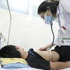 Bác sỹ thăm khám cho bệnh nhi đang điều trị sốt xuất huyết nội trú tại Bệnh viện Hữu nghị Việt Nam-Cu Ba (Hà Nội). (Ảnh: Minh Quyết/TTXVN)