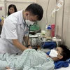 Bác sỹ khám, điều trị cho bệnh nhân mắc sốt xuất huyết tại Bệnh viện Đa khoa Xanh Pôn. (Ảnh: T.G/Vietnam+)