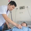 Bác sỹ kiểm tra, theo dõi sức khỏe cho bệnh nhân. (Ảnh: PV/Vietnam+)