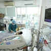 Các bác sỹ Khoa hồi sức tích cực cấp cứu cho các bệnh nhân nặng trong vụ hoả hoạn điều trị tại Trung tâm Cấp Cứu A9, Bệnh viện Bạch Mai. (Ảnh: Minh Quyết/TTXVN) 