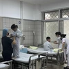Nhân viên y tế chăm sóc cho bệnh nhi điều trị tại Bệnh viện Bạch Mai. (Ảnh: PV/Vietnam+)