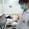 Chăm sóc, điều trị cho bệnh nhân mắc sốt xuất huyết. (Ảnh: PV/Vietnam+)
