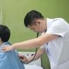 Bác sỹ khám lại cho bệnh nhân sau kỹ thuật thay van động mạch phổi nhân tạo qua da, không cần mổ mở. (Ảnh: PV/Vietnam+)