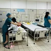 Nhân viên y tế chăm sóc sức khỏe cho bệnh nhân vụ cháy chung cư đang điều trị tại Bệnh viện Bạch Mai. (Ảnh: PV/Vietnam+)