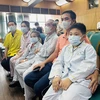 Các bệnh nhân đã hồi phục sức khỏe và được ra viện tại Bệnh viện Bạch Mai. (Ảnh: PV/Vietnam+)