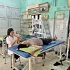 Nhân viên y tế chăm sóc sức khỏe cho người dân tại một trạm y tế ở tuyến xã. (Ảnh: Nguyên Linh/TTXVN)