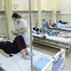 Bệnh nhân điều trị sốt xuất huyết tại bệnh viện. (Ảnh: PV/Vietnam+)