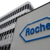 Biểu tượng hãng dược phẩm Roche tại trụ sở ở Basel, Thụy Sĩ. (Ảnh: AFP/TTXVN)