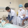 Các bác sỹ khám lại cho bệnh nhân sau phẫu thuật. (Ảnh: PV/Vietnam+)