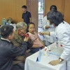 Bệnh nhân đến khám sàng lọc bệnh hen phế quản và phổi tắc nghẽn mạn tính tại Bệnh viện Bạch Mai. (Ảnh: PV/Vietnam+)
