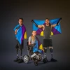Các vận động viên khuyết tật Ellie Challis (Anh), Théo Curin (Pháp) và Davide Morana (Italy) phất lên Lá cờ đẩy lùi viêm màng não.(Ảnh: pV/Vietnam+)