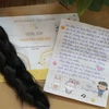 Bộ tóc và những lời mến thương từ nơi một người tặng tóc. (Ảnh: PV/Vietnam+)