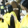 Các bạn trẻ tham gia hiến tóc tại Ngày hội. (Ảnh: PV/Vietnam+)