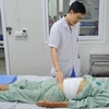 Bác sỹ khám lại cho bệnh nhân sau phẫu thuật. (Ảnh: PV/Vietnam+)