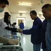 Nhân viên y tế phát thuốc cho các bệnh nhân điều trị tại bệnh viện Tâm thần Trung ương. (Ảnh: PV/Vietnam+)