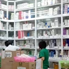 Nhân viên y tế làm công tác cấp phát thuốc tại một bệnh viện. (Ảnh: T.G/Vietnam+)